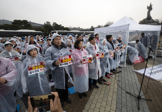 24일 황교안 대표가 단식중인 청와대앞 분수대 광장에서 열린 자유한국당 비상의원총회에서 나경원 원내대표(앞줄 왼쪽 세번째)를 비롯한 의원들이 공수처법 반대구호를 외치고 있다. 연합뉴스
